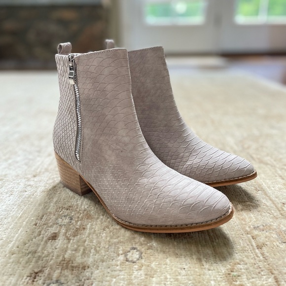 NEW Gorgeous Booties. Beige. Reptile print. - Picture 3 of 14